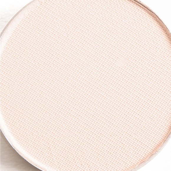 MAC Cosmetics Velvet Eyeshadow in Vanilla - BNIB, Rare & Discontinued - Picture 2 of 16